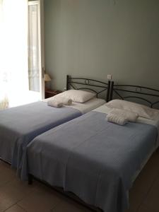 Rúm í herbergi á Konstantina Studios