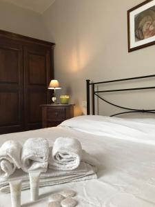 sypialnia z łóżkiem z białymi ręcznikami w obiekcie Appartamenti San Rocco w mieście Montefalco