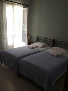 Rúm í herbergi á Konstantina Studios
