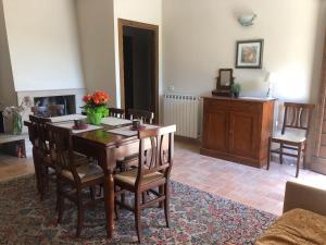 a dining room with a wooden table and chairs at Appartamenti San Rocco in Montefalco