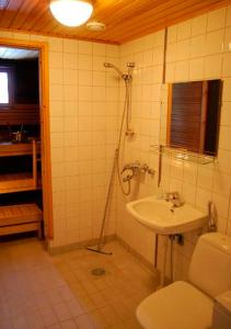 ルカにあるKotatie 6 Dのバスルーム(洗面台、トイレ、シャワー付)