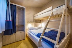 Łóżko lub łóżka piętrowe w pokoju w obiekcie Klub Mila Kamień