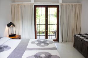 una camera da letto con un letto e una grande finestra di Geoffrey Bawa's Home Number 11 a Colombo