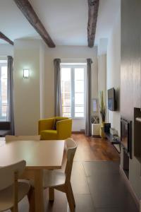 Televisyen dan/atau pusat hiburan di Magnifiques Appartements au coeur du Vieux Nice