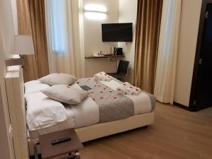 Postel nebo postele na pokoji v ubytování Arena Luxury Suite