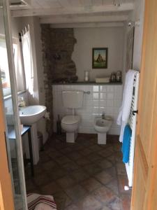 a bathroom with a toilet and a sink at nido d'amore in Dernice