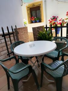 アロヨ・フリオにあるVivienda Los Pineros Arroyo Frioのパティオ(白いテーブル、椅子4脚付)