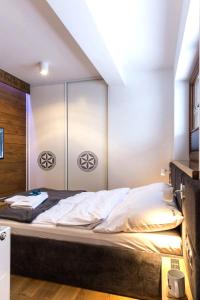 1 dormitorio con 1 cama grande en una habitación en Polana Szymoszkowa Ski Resort- Koliba, en Zakopane