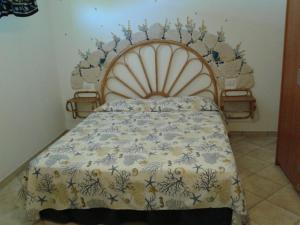 - une chambre avec un lit et une couverture dans l'établissement villa Mirtilla, à Villasimius