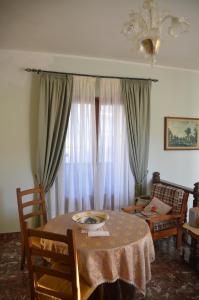 ein Wohnzimmer mit einem Tisch und einem Sofa in der Unterkunft Orion Accomodation in Tropea