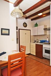 Kuchyň nebo kuchyňský kout v ubytování Apartment Maja