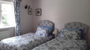 Postel nebo postele na pokoji v ubytování Hills Farm B&B Laugharne