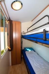 Un pat suprapus sau paturi suprapuse la Camping Media Mobile Homes in Brioni Sunny Camping