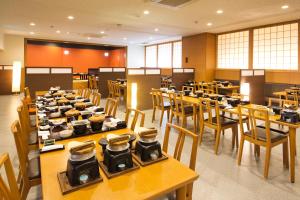 a dining room filled with tables and chairs at Kurobe UnazukiOnsen Togen in Kurobe