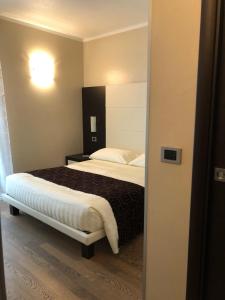 una camera d'albergo con letto e specchio di Casa Boffa a Barbaresco