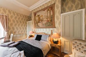 Un pat sau paturi într-o cameră la Ledville Castle