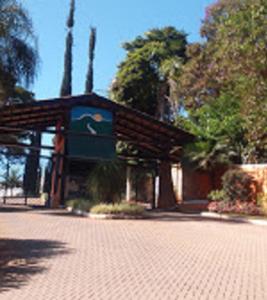 ein Gebäude mit einem Schild an der Straßenseite in der Unterkunft Atibaia - Casa de Campo in Atibaia