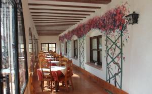 Ein Restaurant oder anderes Speiselokal in der Unterkunft Hotel Restaurante Setos 
