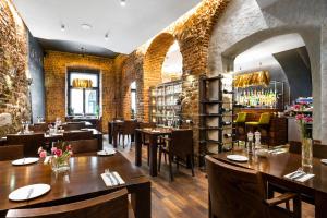 restauracja ze stołami i krzesłami oraz bar w obiekcie Aparthotel Stare Miasto w Krakowie
