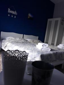 Postel nebo postele na pokoji v ubytování Meerithic ROKKA ROOMS