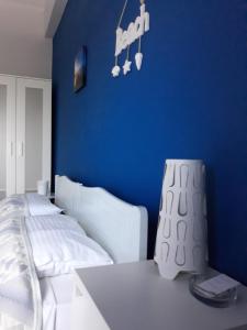 Postel nebo postele na pokoji v ubytování Meerithic ROKKA ROOMS