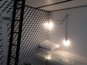 Zimmer mit einer Leiter und einem Bett mit einer weißen Wand in der Unterkunft Enjoyable 20m² MONTREUIL 5 minutes Paris in Montreuil