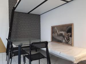 モントルイユにあるLuminous 25m² MONTREUIL 5 minutes Parisの絵画のある部屋のテーブルと椅子