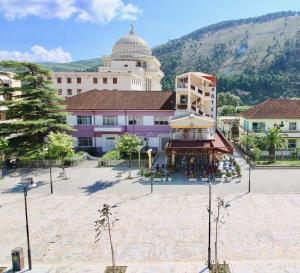 um grande edifício com uma cúpula em cima em Hotel Orestiada em Berat