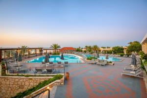 Kolam renang di atau di dekat Annabelle Beach Resort