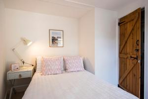 Giường trong phòng chung tại Cornish Cottage - Truro City Centre