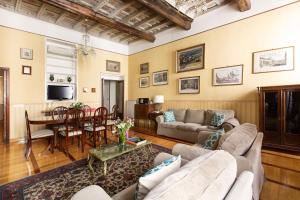a living room with a couch and a table at ROMAC Villa Medici 3-Bedroom Holiday Apartment near Spanish Steps in Rome