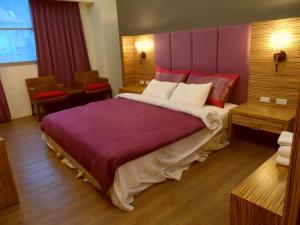 Łóżko lub łóżka w pokoju w obiekcie Niuniu & Meng Ka Homestay