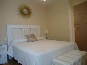 sypialnia z łóżkiem i lustrem na ścianie w obiekcie Apartamentos Acevedo Centro w mieście Ronda