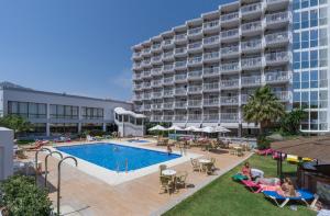 Bazén v ubytování MedPlaya Hotel Alba Beach nebo v jeho okolí