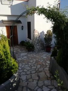 モンテジルヴァーノにあるVilla Simoneの鉢植えの石畳の家
