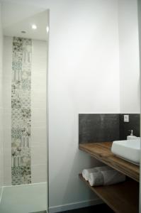 een badkamer met een wastafel en een douche bij Gite de St Hilaire in Soubise