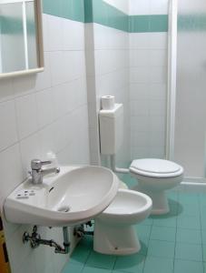 uma casa de banho com um lavatório e um WC em Hotel Esperanza em Florença