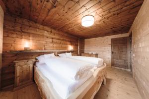 Llit o llits en una habitació de Hirschhof Pfrein - Hideaway