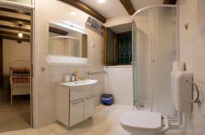 A bathroom at Dalmatian House