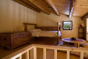 Sarris House في Xirokámbion: غرفة نوم بسرير وطاولة في غرفة