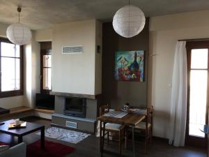 TV a/nebo společenská místnost v ubytování Aethri Pelion Suites