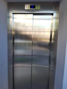 een afsluiting van een liftdeur in een kamer bij Green House 71 in Verona