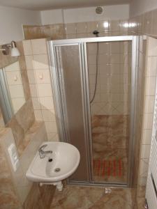 y baño con ducha y lavamanos. en Apartmán Augsten, en Český Krumlov