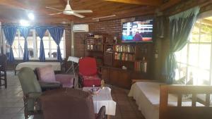 sala de estar con sofá y TV en Casa Graciela en Federación