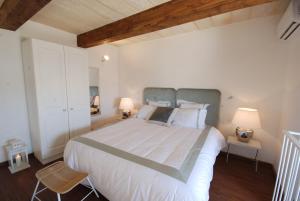a bedroom with a large bed and two lamps at Casa Cara in Birgu