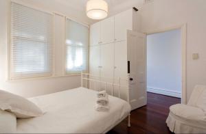 A bed or beds in a room at Gorgeous Subiaco cottage