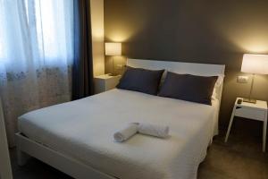 a hotel room with a bed and two lamps at Cascina Belmonte in Fossano