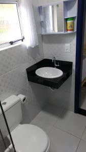 y baño con lavabo y aseo. en Pousada Canto Nosso en São Pedro da Serra