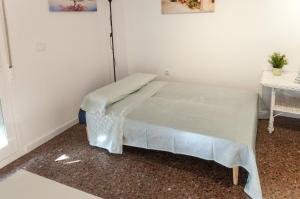 Playa de GandiaにあるGourmetのテーブル付きの部屋の病院ベッド