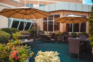 Un patio o zona al aire libre en Celly Hotel